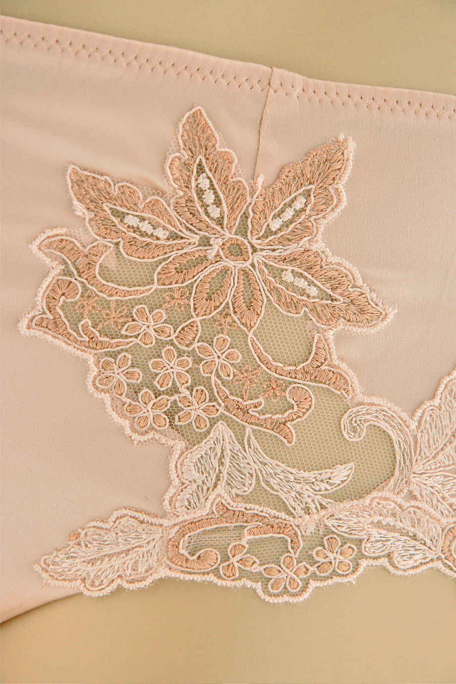 Ιβουάρ Mεταξωτό Στρινγκ με Δαντέλα - Cotton Club | Γυναικεία Εσώρουχα